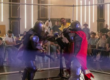 Petah Tikva, İsrail, 18 Nisan 2025: Ortaçağ şövalyeleri gibi giyinmiş savaşçılar İsrail 'in Petah Tikva kentinde düzenlenen bahar şövalye festivalinde kılıçla mücadele ediyorlar.