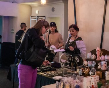 Petah Tikva, İsrail, 18 Nisan 2025: Bir ziyaretçi İsrail 'de Petah Tikva' da düzenlenen bahar şövalye festivalinde mücevherlere bakıyor