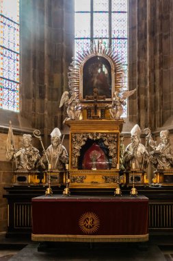 Prag, Çek Cumhuriyeti, 14 Mayıs 2024: Çek Cumhuriyeti 'nin tarihi bölümünde bulunan Aziz Vitus Katedrali' nde gümüş ve altınla süslenmiş büyük sunak