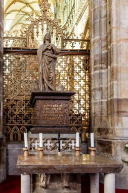 Prag, Çek Cumhuriyeti, 14 Mayıs 2024: Çek Cumhuriyeti 'nin Prag kentindeki Aziz Vitus Katedrali' nin yanında kralların mezar taşı