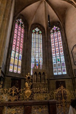 Prag, Çek Cumhuriyeti, 14 Mayıs 2024: Çek Cumhuriyeti 'nin Prag' ın tarihi kesimindeki Aziz Vitus Katedrali 'nin yanında büyük dekoratif vitray pencereler