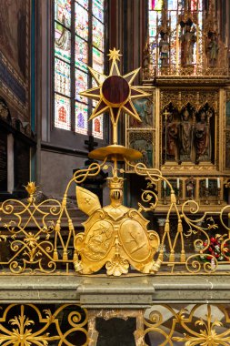 Prag, Çek Cumhuriyeti, 14 Mayıs 2024: Çek Cumhuriyeti 'nin Prag kentindeki St. Vitus Katedrali' nde dekoratif altın çit