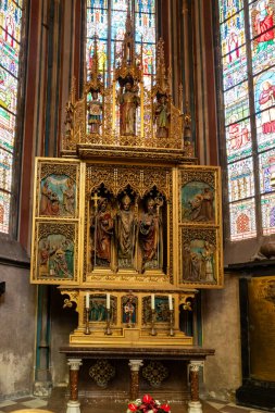 Prag, Çek Cumhuriyeti, 14 Mayıs 2024: Çek Cumhuriyeti 'nin tarihi bölümünde yer alan Aziz Vitus Katedrali' nin içindeki büyük altın sunak