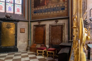 Prag, Çek Cumhuriyeti, 14 Mayıs 2024: Soylu insanların mezar taşları Çek Cumhuriyeti 'nde Prag' ın tarihi bölümünde bulunan Aziz Vitus Katedrali 'nin duvarlarına gömüldü