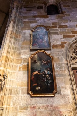 Prag, Çek Cumhuriyeti, 14 Mayıs 2024: Çek Cumhuriyeti 'nin Prag kentindeki Aziz Vitus Katedrali' nin duvarlarında dini resimler