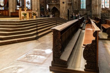 Prag, Çek Cumhuriyeti, 14 Mayıs 2024: Çek Cumhuriyeti 'nin tarihi bölümünde yer alan St. Vitus Katedrali' nin ana salonundaki ahşap banklar