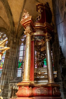 Prag, Çek Cumhuriyeti, 14 Mayıs 2024: Çek Cumhuriyeti 'nin Prag' ın tarihi bölümündeki St. Vitus Katedrali 'nin ana salonundaki dekorasyonlar