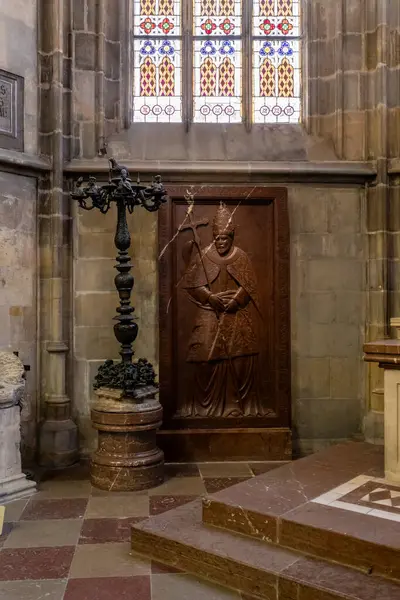 Prag, Çek Cumhuriyeti, 14 Mayıs 2024: Çek Cumhuriyeti 'nde Prag' ın tarihi bölümünde Aziz Vitus Katedrali 'nin duvarındaki kırmızı mermer piskopos mezar taşı