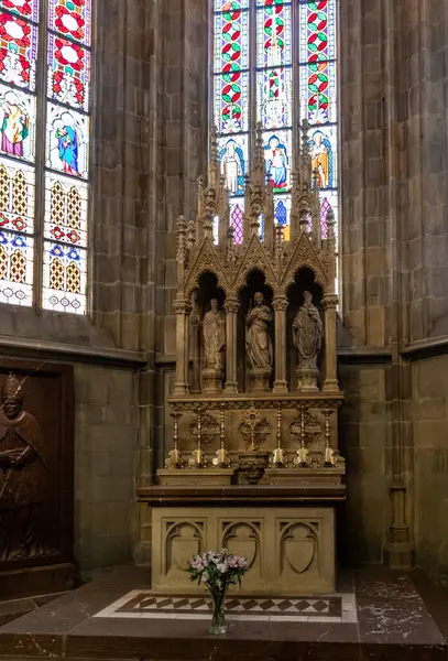 Prag, Çek Cumhuriyeti, 14 Mayıs 2024: Çek Cumhuriyeti 'nde Prag' ın tarihi bölümünde Aziz Vitus Katedrali 'nin içinde büyük bir taş sunak