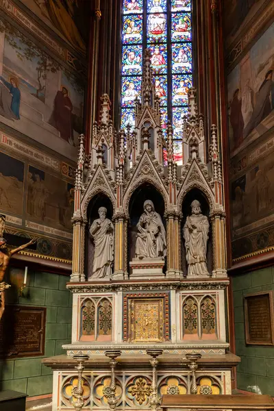 Prag, Çek Cumhuriyeti, 14 Mayıs 2024: Çek Cumhuriyeti 'nin Prag kentindeki Aziz Vitus Katedrali' nde mermerden oyulmuş dekoratif sunak