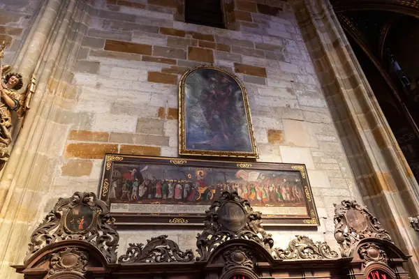 Prag, Çek Cumhuriyeti, 14 Mayıs 2024: Çek Cumhuriyeti 'nin Prag kentindeki Aziz Vitus Katedrali' nin duvarlarında dini resimler