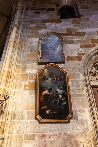 Prag, Çek Cumhuriyeti, 14 Mayıs 2024: Çek Cumhuriyeti 'nin Prag kentindeki Aziz Vitus Katedrali' nin duvarlarında dini resimler