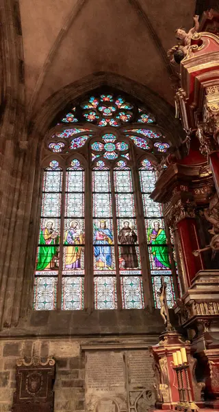 Prag, Çek Cumhuriyeti, 14 Mayıs 2024: Çek Cumhuriyeti 'nin Prag kentindeki Aziz Vitus Katedrali' nin yan penceresindeki büyük dekoratif vitray pencere