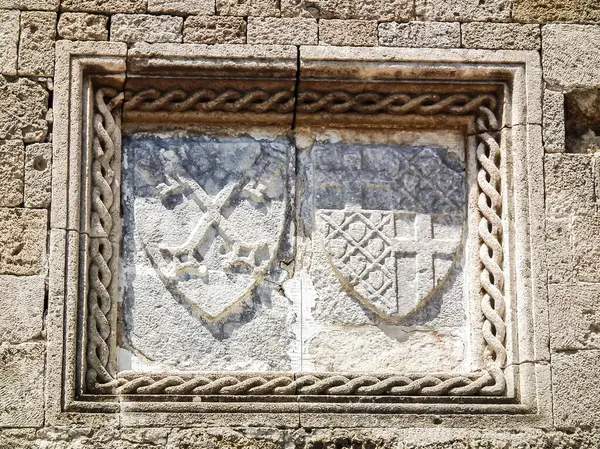 Rodos, Yunanistan, 02 Temmuz 2011: Rodos 'un Rodos şehrinin tarihi bölümünde Rodos Büyük Şövalyeleri Büyük Üstadı' nın duvarında Büyük Ustalar 'ın taş arması