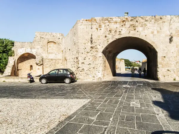 Rodos, Yunanistan, 02 Temmuz 2011: Yunanistan 'ın Rodos adasındaki Rodos şehrinin tarihi kesimindeki antik taş kent duvarları iyi korunmuş