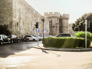 Rodos, Yunanistan, 02 Temmuz 2011: Yunanistan 'ın Rodos adasındaki tarihi Rodos şehrinin tarihi kesiminde iyi korunmuş antik taş kent duvarlarının gün batımı görünümü