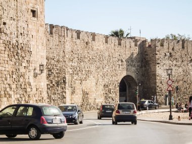 Rodos, Yunanistan, 02 Temmuz 2011: Yunanistan 'ın Rodos adasındaki Rodos kentinin tarihi kesiminde iyi korunmuş antik taş kent duvarlarının gün batımı görünümü