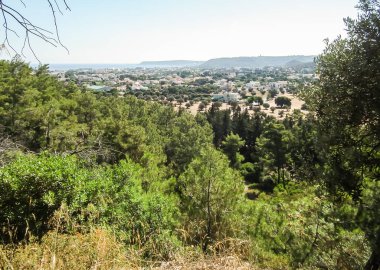 Filerimos Manastırı 'nın bulunduğu dağdan Akdeniz ve Yunanistan' ın Rodos adasına bakın.