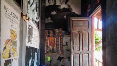 Mellieha, Malta, 03 Temmuz 2013: Malta 'daki Popeye Village eğlence kompleksine sinema girişi