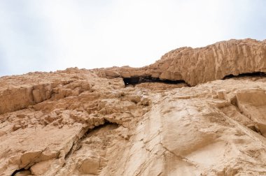 İsrail 'in güneyindeki Ölü Deniz' in yakınındaki Arugot Doğal Akımı 'nın olağanüstü ihtişamı.