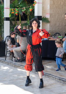 Petah Tikva, İsrail, 18 Nisan 2025: Ortaçağ kostümü giymiş pandomim İsrail 'in Petah Tikva kentindeki bahar şövalyeleri festivalinde bir ziyaretçiyi eğlendiriyor