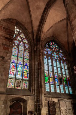 Prag, Çek Cumhuriyeti, 14 Mayıs 2024: Çek Cumhuriyeti 'nin Prag' ın tarihi bölümünde Aziz Vitus Katedrali 'nin yan tarafındaki büyük dekoratif vitray pencereler