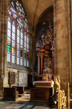 Prag, Çek Cumhuriyeti, 14 Mayıs 2024: Çek Cumhuriyeti 'nin Prag kentindeki Aziz Vitus Katedrali' nde bir mezar taşı üzerindeki heykel süslemesi