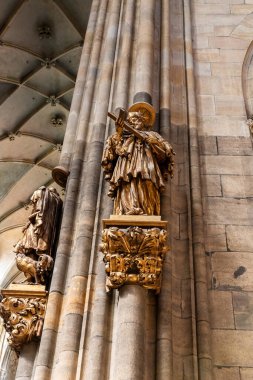 Prag, Çek Cumhuriyeti, 14 Mayıs 2024: Çek Cumhuriyeti 'nin Prag kentindeki St. Vitus Katedrali' nde rahip heykelinin dekoru
