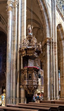 Prag, Çek Cumhuriyeti, 14 Mayıs 2024: Çek Cumhuriyeti 'nin Prag kentindeki Aziz Vitus Katedrali' nin ana salonundaki vaizin yükseltilmiş yeri