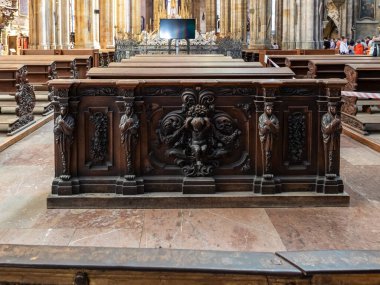 Prag, Çek Cumhuriyeti, 14 Mayıs 2024: Çek Cumhuriyeti Prag 'daki Aziz Vitus Katedrali' nin ana salonunda ibadet edenler için dekoratif ahşap oyma tezgahlarıyla süslenmiş