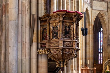 Prag, Çek Cumhuriyeti, 14 Mayıs 2024: Çek Cumhuriyeti 'nin Prag kentindeki St. Vitus Katedrali' nin ana salonundaki yüksek vaiz yeri