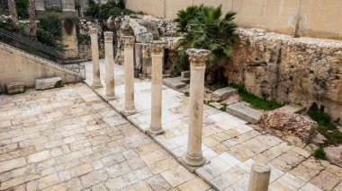 Kudüs, İsrail, 05 Ocak 2025: İsrail 'in Eski Kudüs kentindeki HaKardo Caddesi' ndeki antik bir sütundan geriye kalanlar