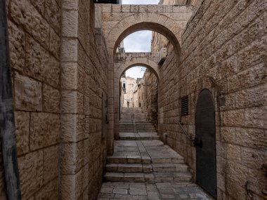 Kudüs, İsrail, Ocak 05, 2025 İsrail 'in Eski Kudüs kentindeki Yahudi mahallesindeki dar sokağa taş basar.