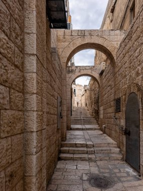 Kudüs, İsrail, Ocak 05, 2025 İsrail 'in Eski Kudüs kentindeki Yahudi mahallesindeki dar sokağa taş basar.