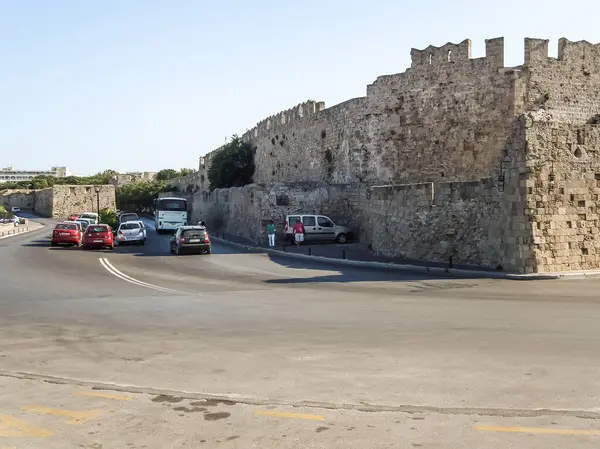 Rodos, Yunanistan, 02 Temmuz 2011: Yunanistan 'ın Rodos adasındaki Rodos şehrinin tarihi kesimindeki antik taş kent duvarları iyi korunmuş