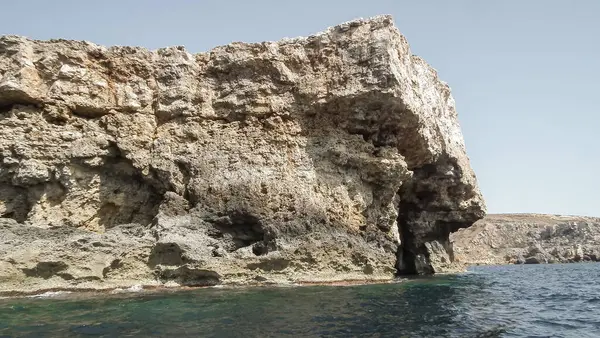 Malta 'daki Temel Reis Köyü eğlence merkezi yakınlarındaki Anchor Bay' de Akdeniz kıyısı