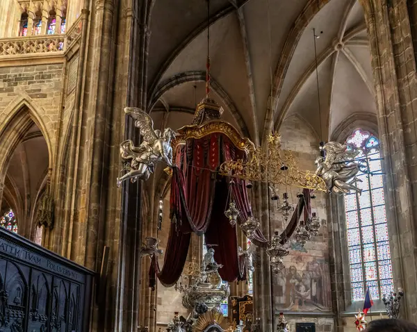 Prag, Çek Cumhuriyeti, 14 Mayıs 2024: Çek Cumhuriyeti 'nin Prag kentindeki Aziz Vitus Katedrali' nin içindeki gümüş ve altın mücevherler