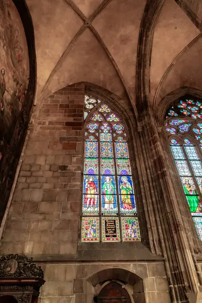 Prag, Çek Cumhuriyeti, 14 Mayıs 2024: Çek Cumhuriyeti 'nin Prag kentindeki Aziz Vitus Katedrali' nin yan penceresindeki büyük dekoratif vitray pencere