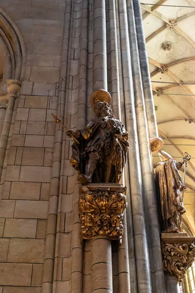 Prag, Çek Cumhuriyeti, 14 Mayıs 2024: Çek Cumhuriyeti 'nde Prag' ın tarihi bölümünde Aziz Vitus Katedrali 'nin direğinde monarşinin dekoratif heykeli
