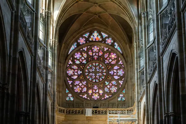 Prag, Çek Cumhuriyeti, 14 Mayıs 2024: Çek Cumhuriyeti 'nin Prag kentindeki Aziz Vitus Katedrali' nin penceresindeki büyük dekoratif vitray pencere