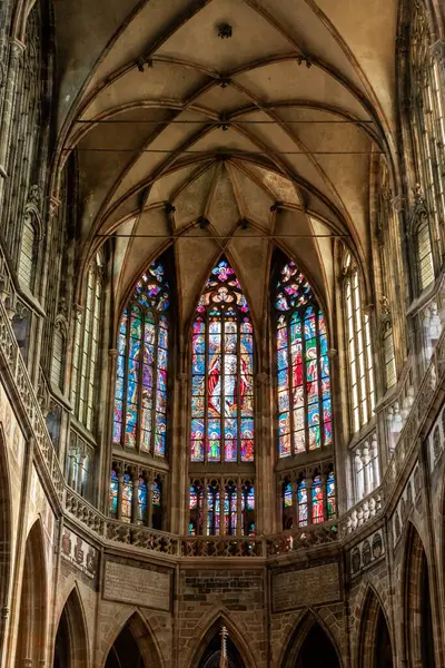 Prag, Çek Cumhuriyeti, 14 Mayıs 2024: Çek Cumhuriyeti 'nin Prag' ın tarihi bölümündeki St. Vitus Katedrali 'nin ana salonundaki büyük dekoratif vitraylı pencereler