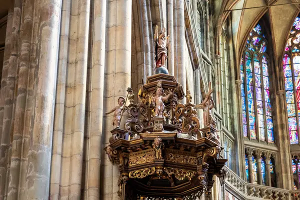 Prag, Çek Cumhuriyeti, 14 Mayıs 2024: Çek Cumhuriyeti Prag 'daki St. Vitus Katedrali' nin ana salonundaki dekorasyonlar