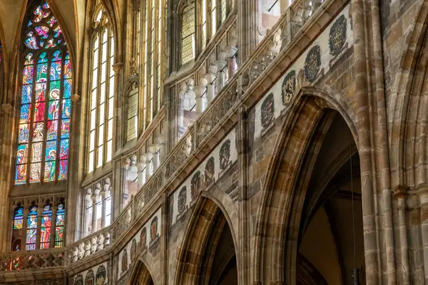 Prag, Çek Cumhuriyeti, 14 Mayıs 2024: Çek Cumhuriyeti 'nin Prag kentindeki St. Vitus Katedrali' nin duvarlarında soylu ailelerin arması