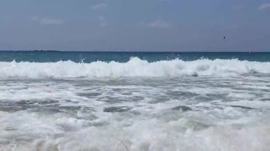İsrail 'in kuzeyindeki Akdeniz kıyısında yaz gününde güzel bir sörf