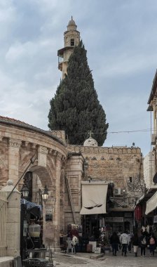 Kudüs, İsrail, 5 Ocak 2025: Hilana Caddesi Muristan Pazarı ve İsrail 'in Eski Kudüs şehrindeki Kutsal Mezar Kilisesi' ne açılıyor.