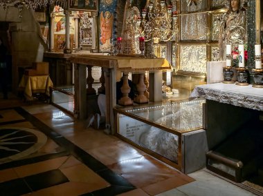 Kudüs, İsrail, 5 Ocak 2025: İsrail 'in Eski Kudüs şehrindeki Kutsal Mezar Kilisesi' nde Golgotha 'ya dokunabileceğiniz üst salon