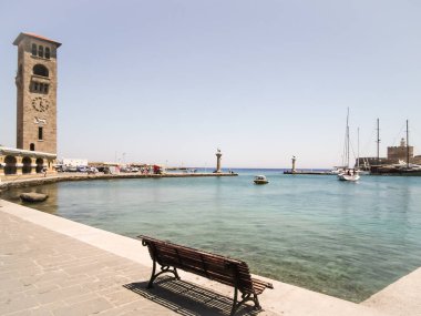 Rodos, Yunanistan, 01 Temmuz 2011: Yunanistan 'ın Rodos adasındaki Mandraki Marina ve Limanı