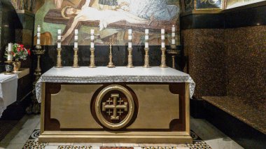 Kudüs, İsrail, 5 Ocak 2025: İsrail 'in Kudüs şehrindeki Kutsal Mezar Kilisesi' nde Golgotha 'ya dokunabileceğiniz üst salondaki sunak.