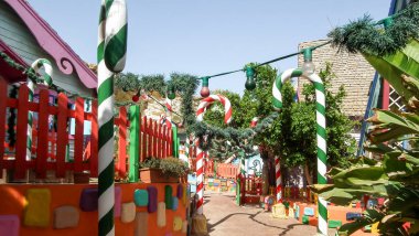 Mellieha, Malta, 03 Temmuz 2013: Popeye Village eğlence kompleksindeki Noel Baba Oyuncak Kasabası 'nın iç avlusu