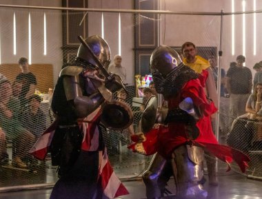 Petah Tikva, İsrail, 18 Nisan 2025: Ortaçağ şövalyeleri gibi giyinmiş dövüşçüler İsrail 'in Petah Tikva kentinde düzenlenen bahar şövalye festivalinde kılıçla yarışıyorlar